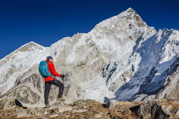 Vandring Himalaya Berg Med Nuptse Utsikt Över Bakgrunden Sagarmatha Nationalpark — Stockfoto