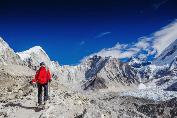 Мужчина-турист наслаждается видом на горную прогулку в Гималаях. Концепция путешествий, приключений, спорта