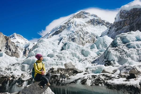 Femme Voyagez Randonnée Dans Les Montagnes Himalaya Avec Mont Everest — Photo