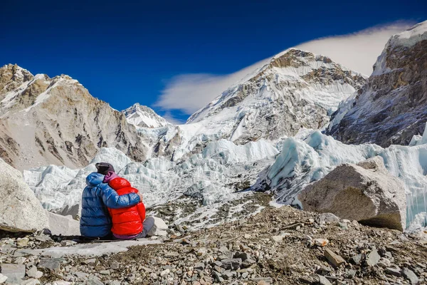 Randonneurs Actifs Profitant Vue Regardant Paysage Montagne Himalaya — Photo