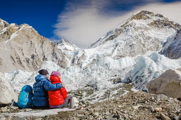 Активні Туристи Насолоджуються Краєвидом Спостерігаючи Гірським Ландшафтом Гімалаїв — стокове фото
