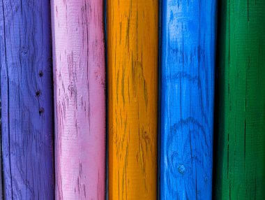 Taneler, düğümler ve çatlaklardan oluşan çok renkli keresteler..