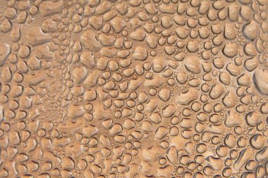 Bakır renkli bir yüzeyde su damlacıklarının makro görüntüsüne sahip soyut bir zemin, doğal bir nem ve yoğunlaşma kalıbı yaratıyor..