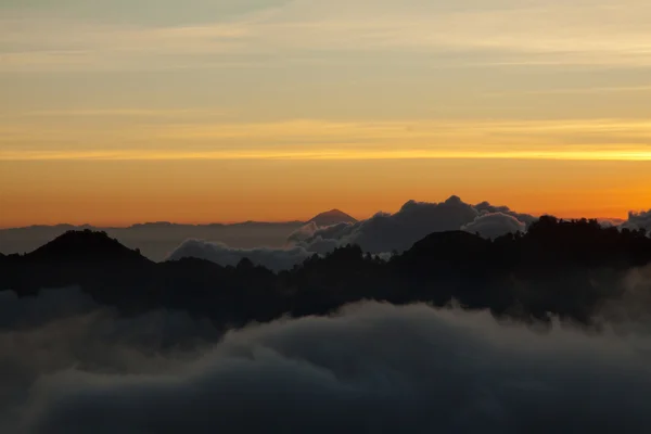 Zonsondergang boven de wolken op Rinjani, Lombok, Indonesië — Stockfoto