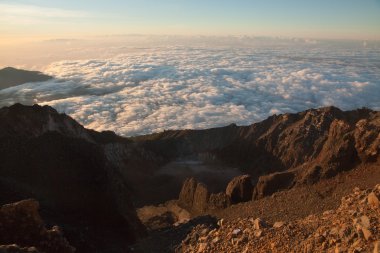 Yüksek dağ volkan Rinjani başında Zirvesi zevk gündoğumu görünümü. Ada Lombok, Endonezya.