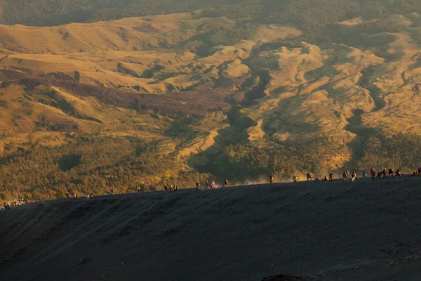 Kemény túra hegyi vulkán Rinjani elejére. Sziget Lombok, Indonézia. — Stock Fotó