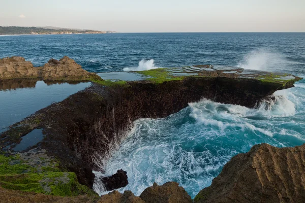 Grandes ondas no Devils Tear on Nusa Lembongan Sunset — Fotografia de Stock