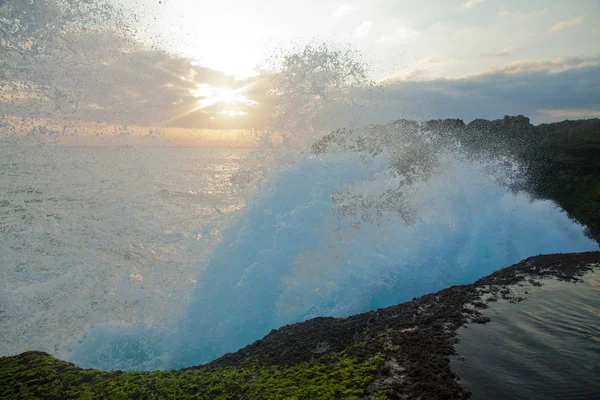 Devils gözyaşı Nusa Lembongan günbatımı üzerinde büyük dalgalar — Stok fotoğraf