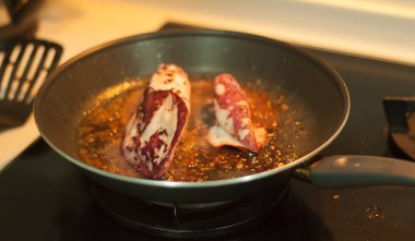 Tay kırmızı Köri soslu tavada pişmiş haşlanmış taze kalamar