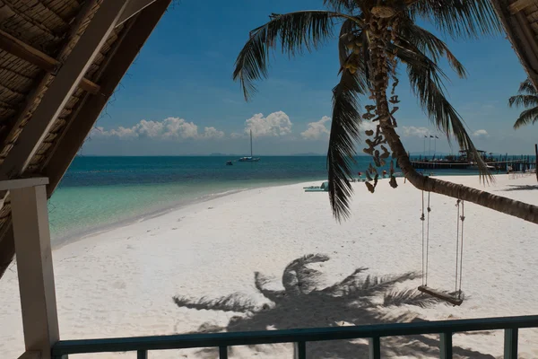 Paisaje de playa isla tropical desde bonito Bungalow con cielo perfecto — Foto de Stock