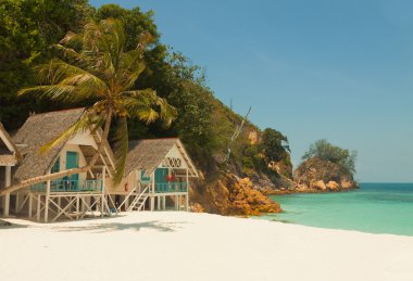 Küçük tropik ada Beach güzel Bungalow ve mükemmel gökyüzü ile inanılmaz manzara