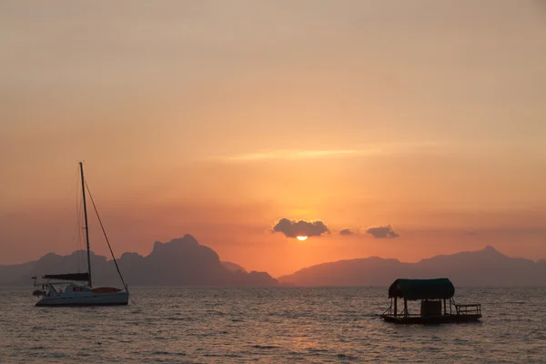 Puesta de sol con barco de pesca - Donsol Filipinas —  Fotos de Stock