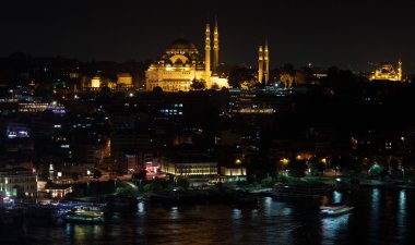 galata Köprüsü'nde gece, Süleymaniye Camii ve balık botu Eminönü restoranlarda ile İstanbul manzarası