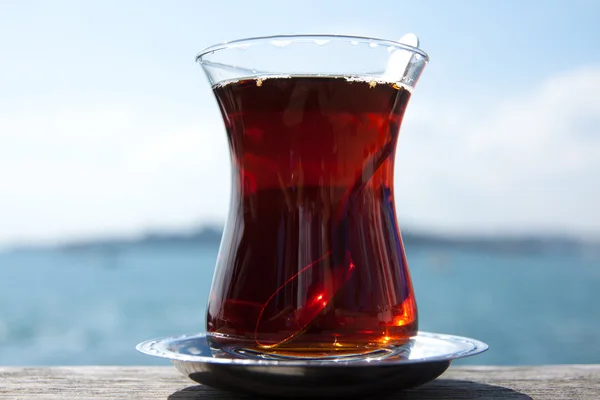 Türkischer Tee in traditioneller Glasschale — Stockfoto