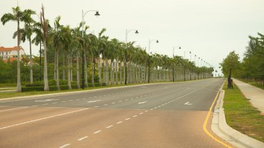 Boş yeni inşa Street sıcak yaz havalarda, Miri Borneo Malezya