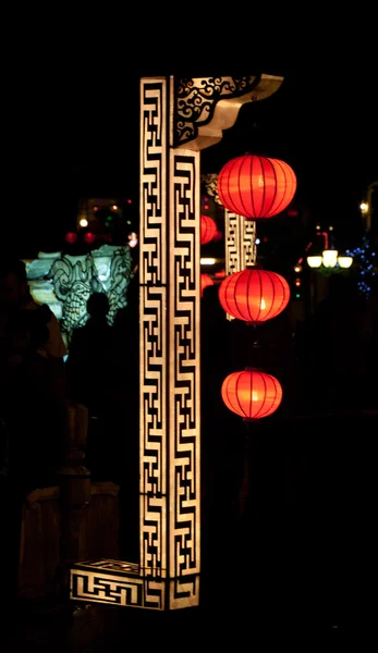 Lanternes en papier dans les rues de la vieille ville asiatique — Photo