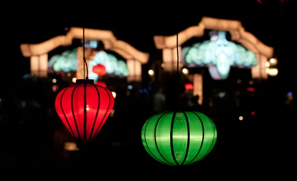 Lanternes en papier dans les rues de la vieille ville asiatique — Photo