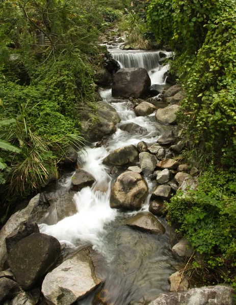 ハイバン山の美しい風景を素敵な川を渡す — ストック写真