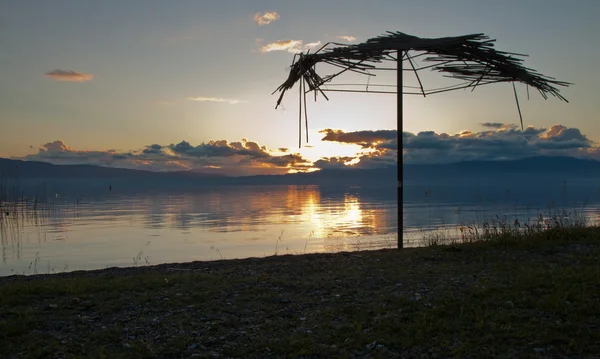 Schilfschirme im Sonnenuntergang am See von Ohrid — Stockfoto