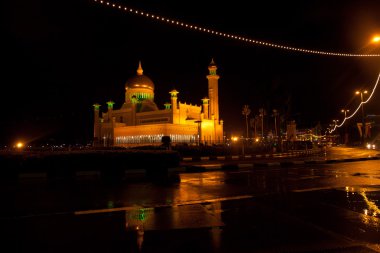 Sultan Ömer Ali Saifuddin Camii ve sokak