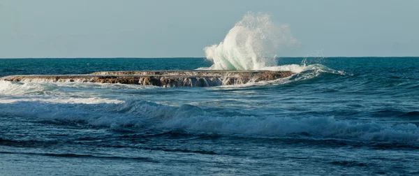 Fale oceanu spokojnego awarii, Ekwador — Zdjęcie stockowe