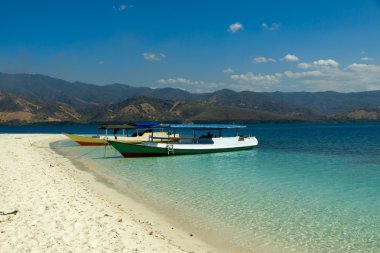 güneşli yaz günü tekne ile güzel defne Adası
