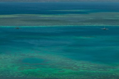 Cristal Clear mavi su lagoone tekneler, Riung Flores Endonezya ile