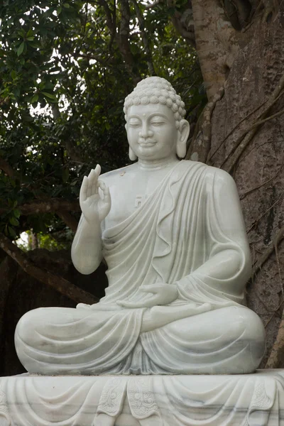 Posąg Buddy, góry marmurowe — Zdjęcie stockowe