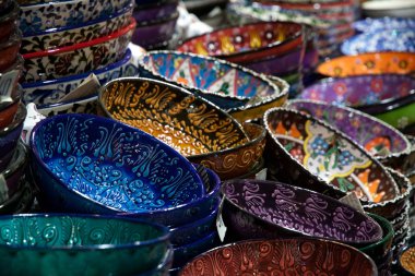 Pirinç çay setleri ve hizmet plakalı Grand ın Bazaarı Istanbul, Türkiye