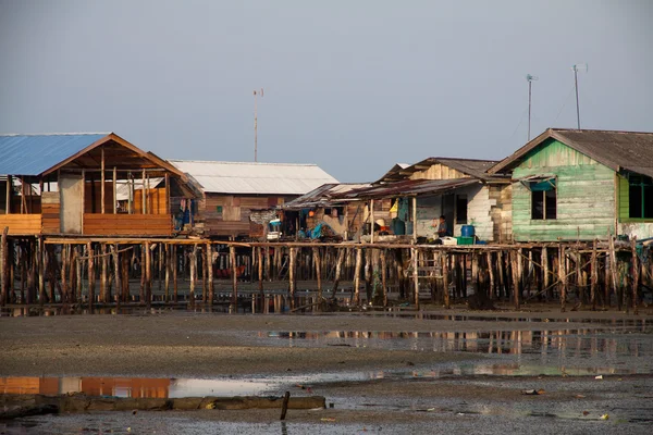 Case dorate in un villaggio su un'isola in Indonesia durante la bassa marea — Foto Stock