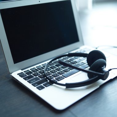 bir dizüstü bilgisayarda kulaklık