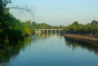 Köprü mimarisi nehir boyunca yayılıyor.