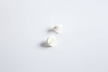 HPLC ve LC-MS gibi analitik iş akışlarında kimyasal ve biyolojik analizler için uygun laboratuvar örneği hazırlama ve filtreleme için kullanılan beyaz şırınga filtresi veya disk filtresi.