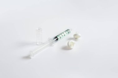 HPLC ve LC-MS gibi analitik yöntemlerde laboratuvar örneği hazırlama ve filtreleme için kullanılan şırınga, şırınga filtreleri ve cam şişe ile birlikte örnek çözeltisi içeren bir şırınga..