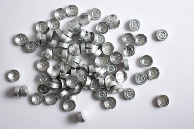 Cam otomatik amplifikatörleri mühürlemek için kullanılan alüminyum kırbaç kapaklarının yakın plan görüntüsü.