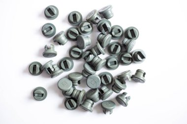 Laboratuar şişelerini mühürlemek için kullanılan gri kauçuk tıpası veya kapak koleksiyonu, genellikle örnek hazırlama, kimyasal depolama ve HPLC ve LC-MS gibi analitik uygulamalarda kullanılır..