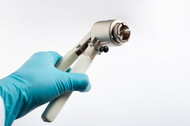 Bir bilim adamının elinde, laboratuardaki cam otomatik amplifikatörlere alüminyum kapaklar takmak için kullanılan bir şişe var..