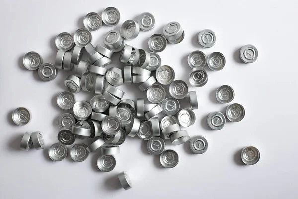 Cam otomatik amplifikatörleri mühürlemek için kullanılan alüminyum kırbaç kapaklarının yakın plan görüntüsü.