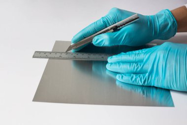 Bilim adamı Alüminyum Destekli İnce Katman Kromatografisi (TLC) Tabağı Kesici ve Kimyasal Analiz Yöneticisi.