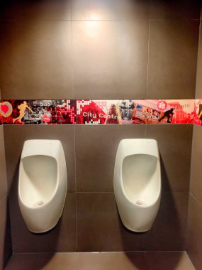 Erkek kamu tuvaletinde asılı Urinoir