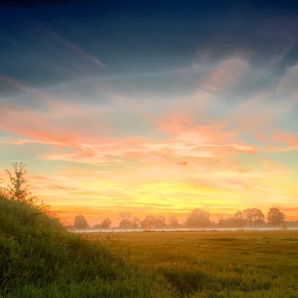 Güneşin doğuşundan hemen önce