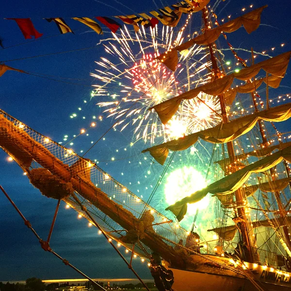 Bir geminin arkasındaki havai fişek