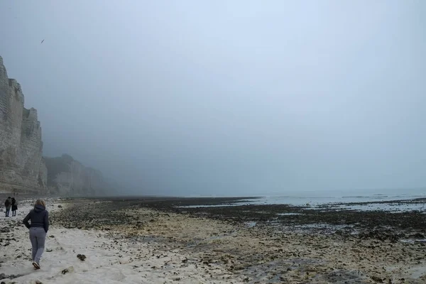 Misty morning fog landscape on the cliffs of Etretat in France — Stock Photo, Image