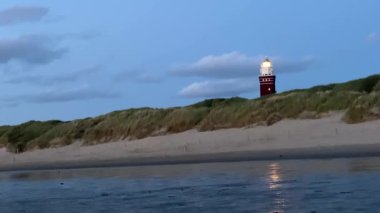 Yüksek deniz feneri silueti Gün batımı gökyüzü.