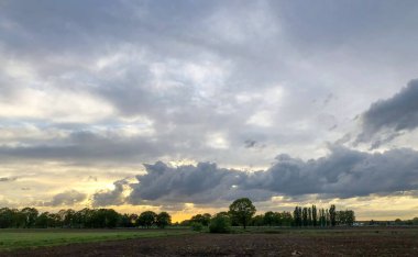 Kırsal kesimde gün doğumu gökyüzündeki dramatik renkleri gösteriyor. 