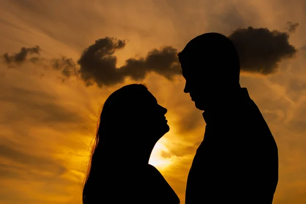 Silhuett av ett par kär under solnedgången — Stockfoto