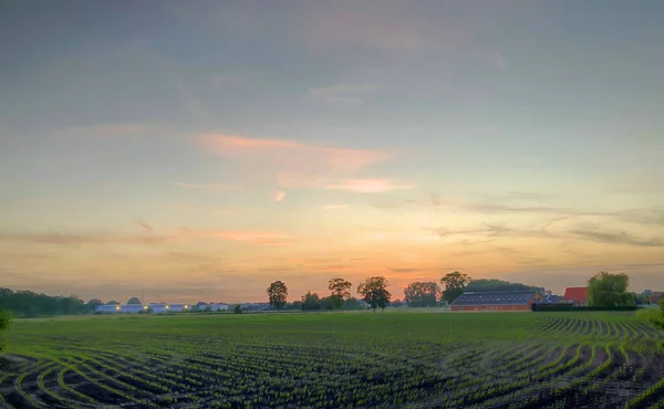 Драматичне і барвисте небо сходу сонця — стокове фото