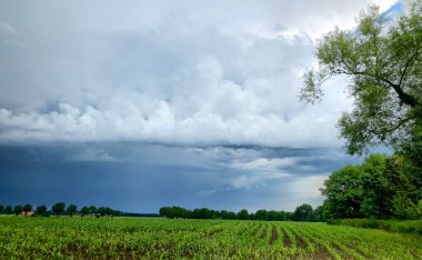 Büyük bir fırtınanın gelişi, fırtına ya da kasırga kırsal alan üzerinde. 