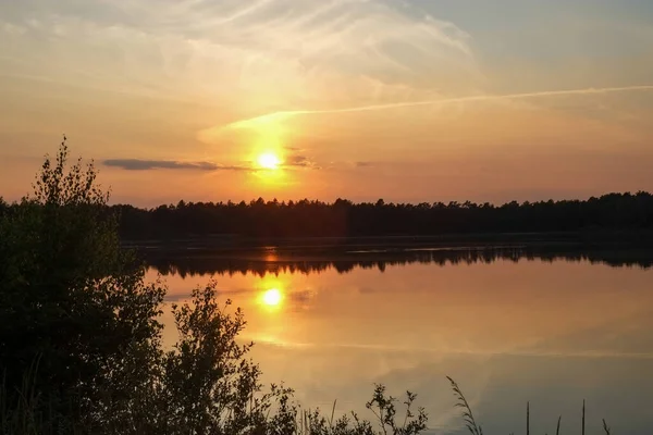 森の湖の上に劇的な夕日 — ストック写真