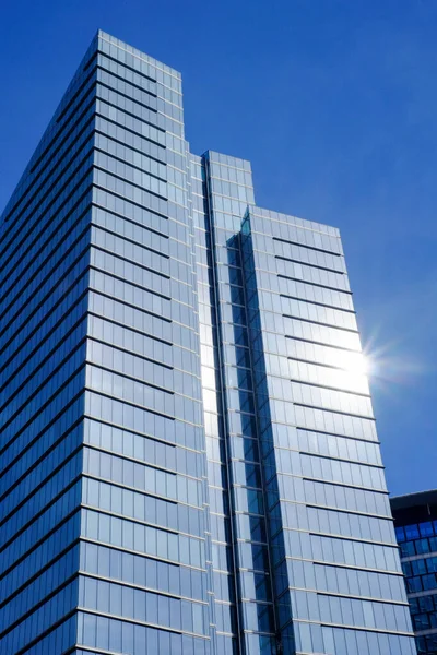 Niski kąt widzenia niebieski budynek korporacyjny — Zdjęcie stockowe